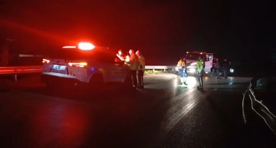 Bursa'da kontrolden çıkan araba bariyere çarptı. İki ağır yaralı 3