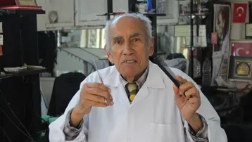 Makas elinden düşmedi. 80 yaşında hala işinin başında