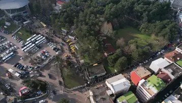 Bursa'da teleferik yoğunluğu. Uludağ'a çıkmak isteyenler metrelerce kuyruk oluşturdu