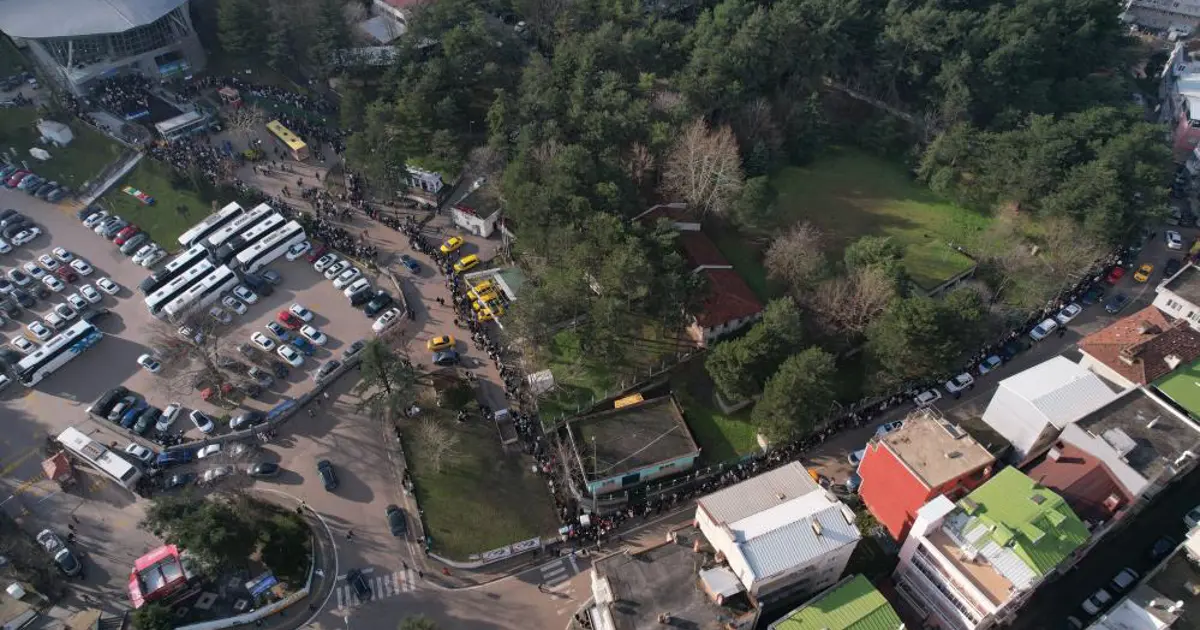 Bursa'da teleferik yoğunluğu. Uludağ'a çıkmak isteyenler metrelerce kuyruk oluşturdu
