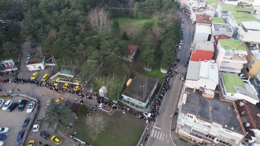Bursa'da teleferik yoğunluğu. Uludağ'a çıkmak isteyenler metrelerce kuyruk oluşturdu 2