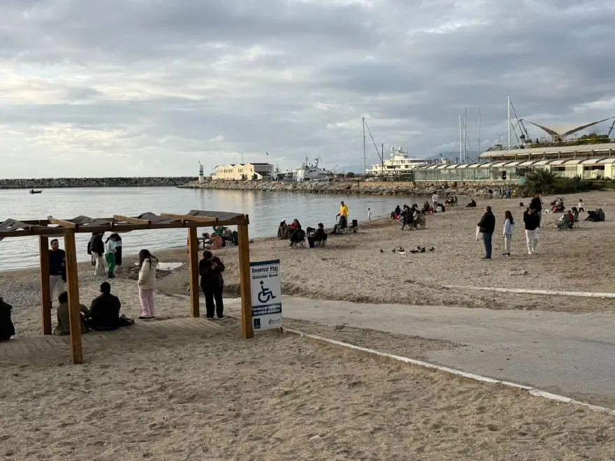 İki gün önce fırtına, sel yağmur vardı. Güneş yüzünü gösterdi, sahile akın ettiler 1 İki gün önce fırtına, sel yağmur vardı. Güneş yüzünü gösterdi, sahile akın ettiler 1