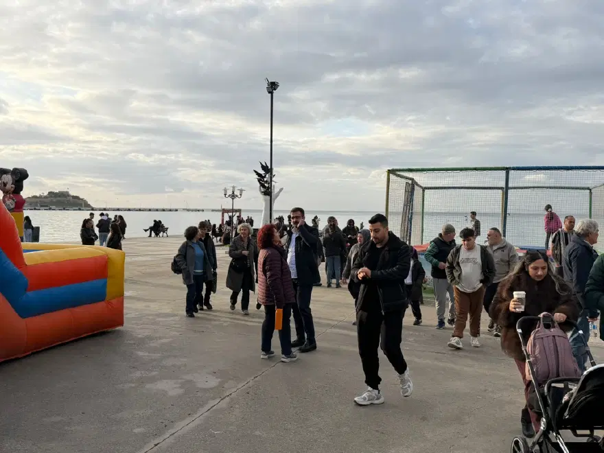 İki gün önce fırtına, sel yağmur vardı. Güneş yüzünü gösterdi, sahile akın ettiler 3 İki gün önce fırtına, sel yağmur vardı. Güneş yüzünü gösterdi, sahile akın ettiler 3