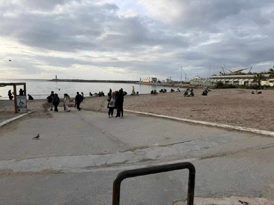 İki gün önce fırtına, sel yağmur vardı. Güneş yüzünü gösterdi, sahile akın ettiler 2 İki gün önce fırtına, sel yağmur vardı. Güneş yüzünü gösterdi, sahile akın ettiler 2
