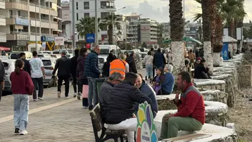 İki gün önce fırtına, sel yağmur vardı. Güneş yüzünü gösterdi, sahile akın ettiler
