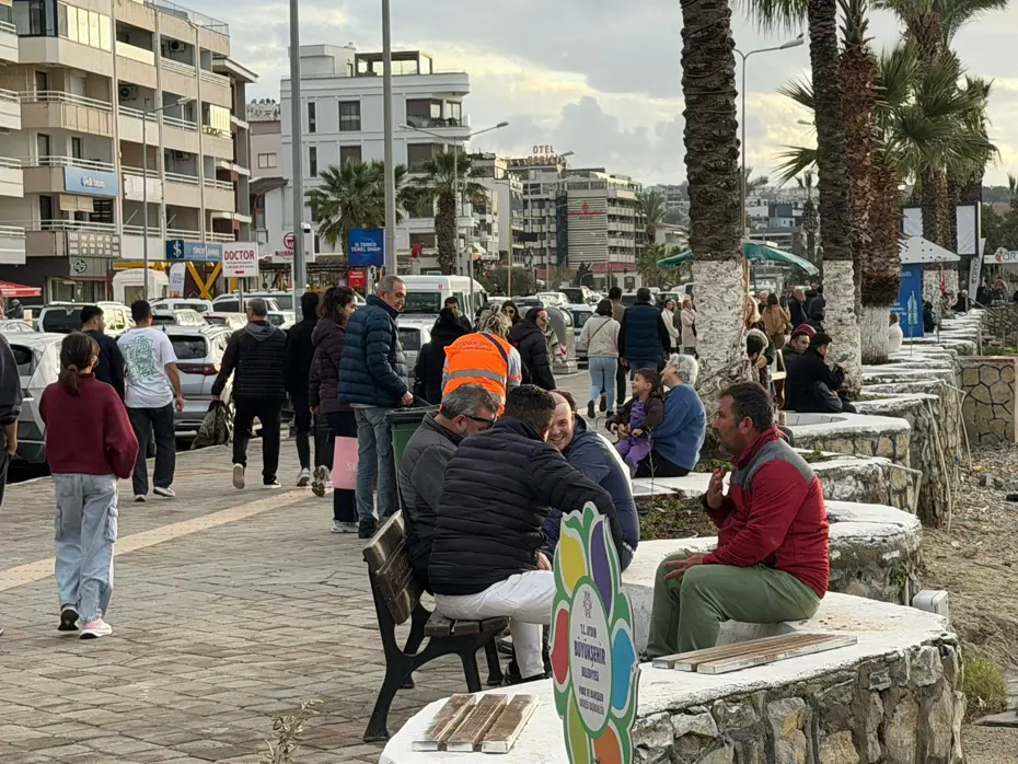 İki gün önce fırtına, sel yağmur vardı. Güneş yüzünü gösterdi, sahile akın ettiler