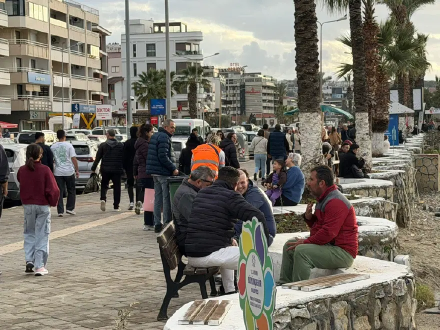 İki gün önce fırtına, sel yağmur vardı. Güneş yüzünü gösterdi, sahile akın ettiler İki gün önce fırtına, sel yağmur vardı. Güneş yüzünü gösterdi, sahile akın ettiler