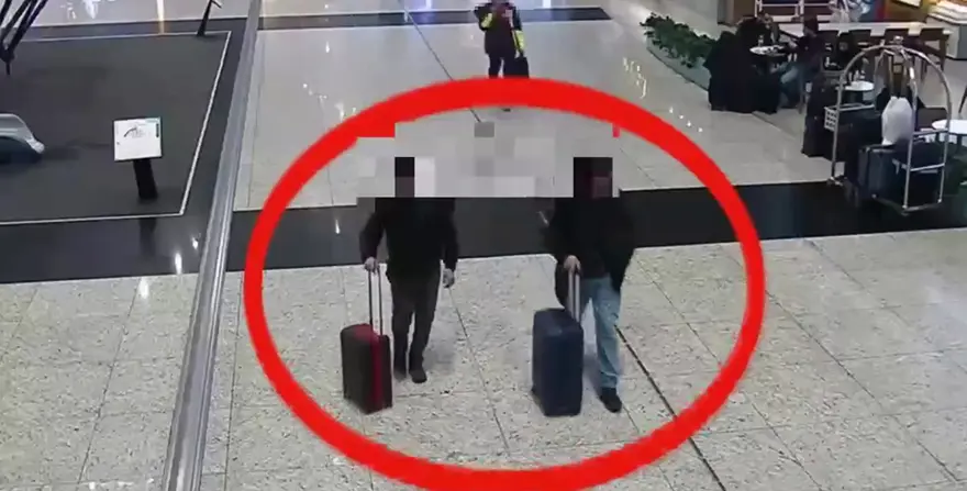 Şişli'de kesik baş cinayetinden yeni görüntüler. Cesedi bavulla balkondan çıkarıp taksiye koydular 5