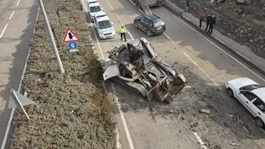 Facianın eşiğinden dönüldü. Köprüye takılan kepçe yola savruldu