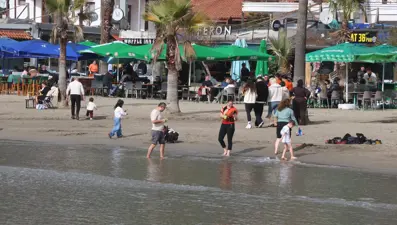 Doğuda kar var, burada sıcaklık 18 derece. Çocuklar denizde oynadı