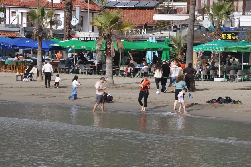 Doğuda kar var, burada sıcaklık 18 derece. Çocuklar denizde oynadı 1