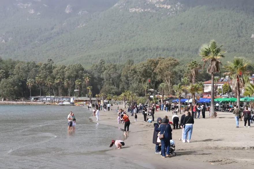 Doğuda kar var, burada sıcaklık 18 derece. Çocuklar denizde oynadı 