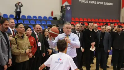 Bakan Bak gençlerle beraber maç yaptı. Performansıyla dikkat çekti