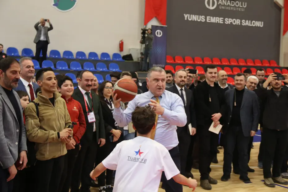 Bakan Bak gençlerle beraber maç yaptı. Performansıyla dikkat çekti