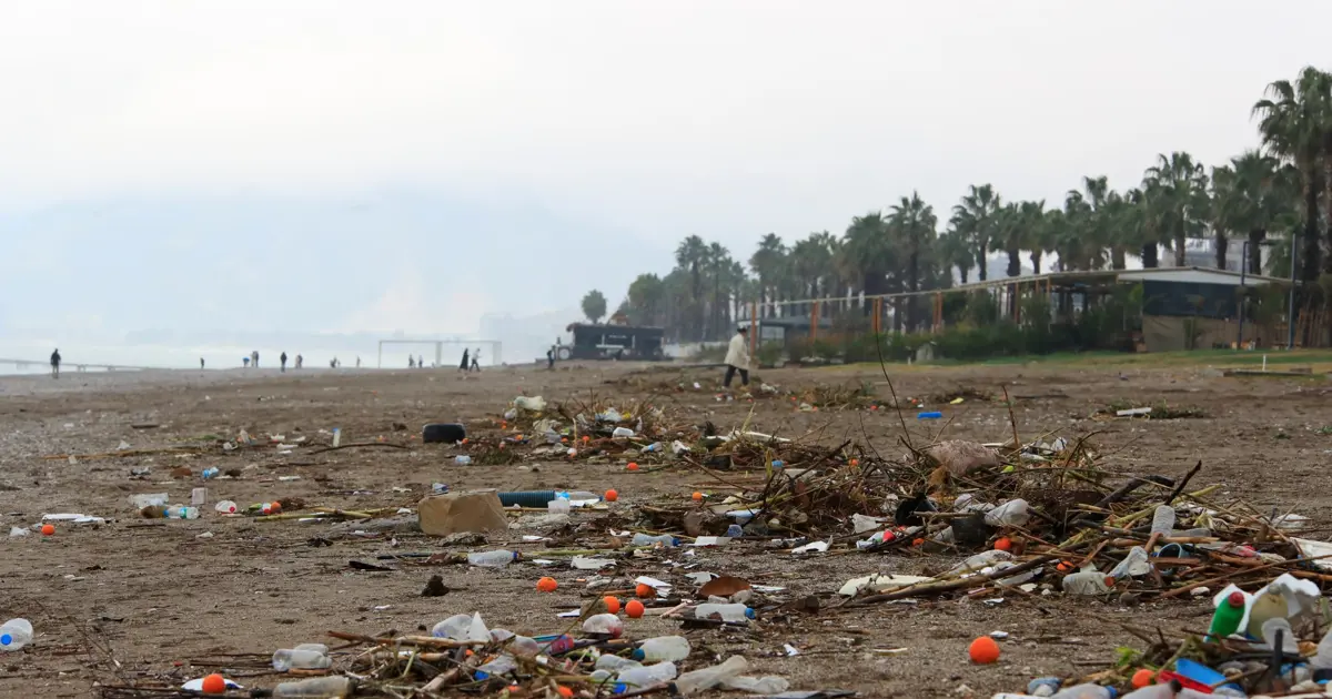 Yol çöktü, çöpler sahile vurdu. Meteoroloji "sarı kod" ile uyarmıştı