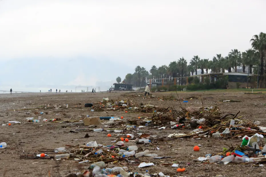 Yol çöktü, çöpler sahile vurdu. Meteoroloji “sarı kod” ile uyarmıştı
