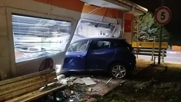 Kantar binasına giren otomobilin sürücüsü yaşamını yitirdi