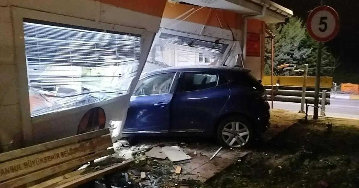 Kantar binasına giren otomobilin sürücüsü yaşamını yitirdi