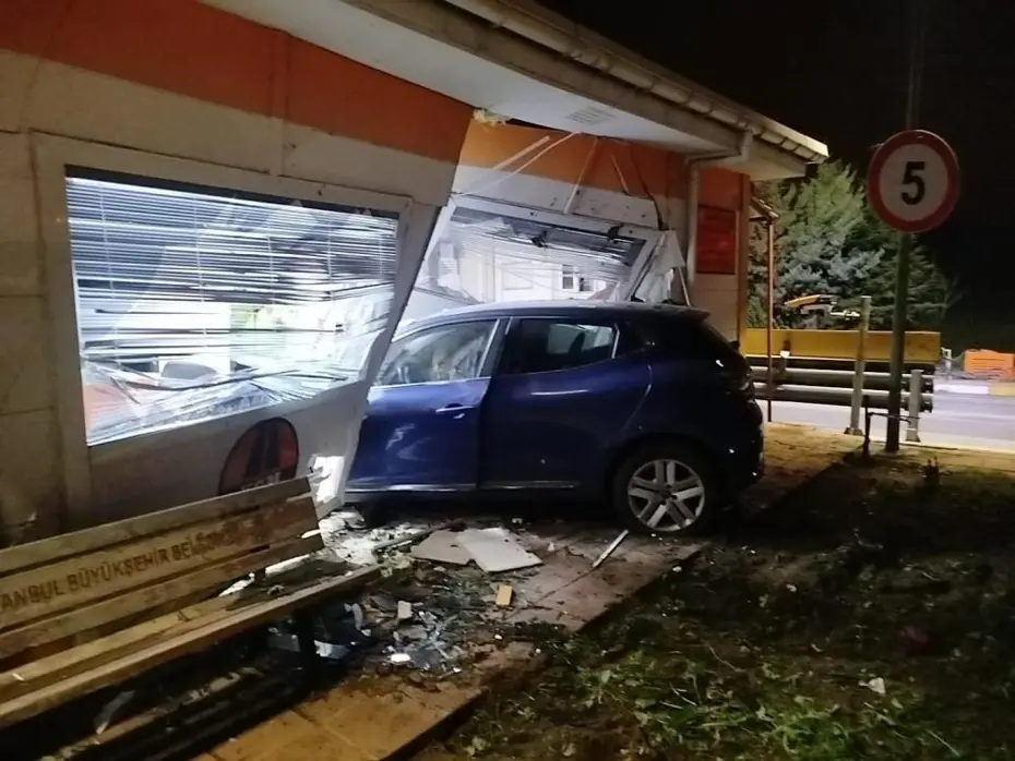 Kantar binasına giren otomobilin sürücüsü yaşamını yitirdi