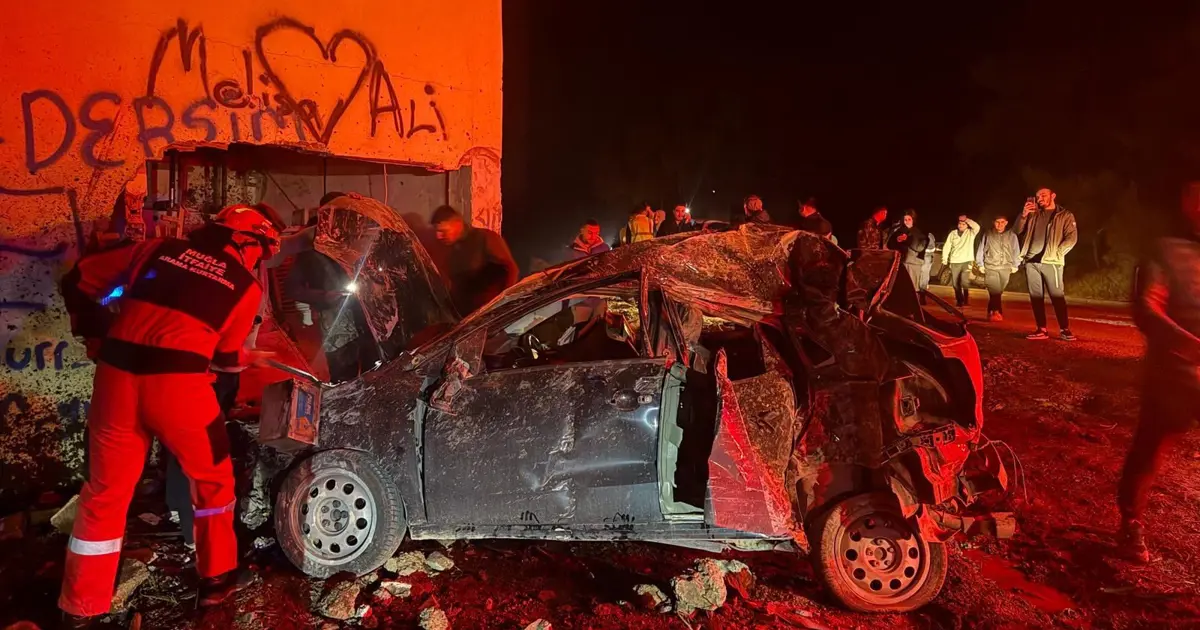 Takla atıp trafoya daldı, 2 kişi yaralandı