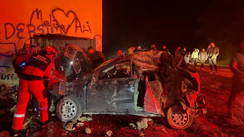 Takla atıp trafoya daldı, 2 kişi yaralandı