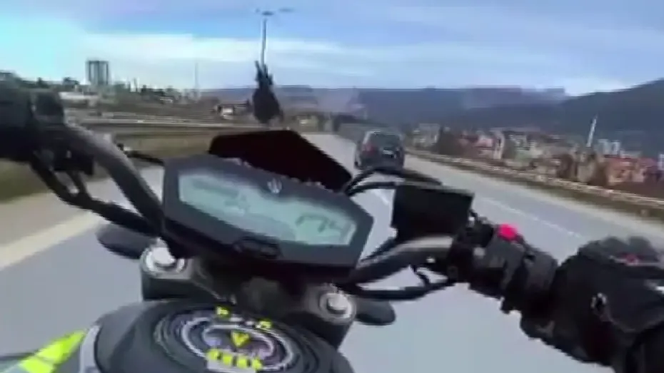 Ölümüne şov yaptı. 174 kilometre hızla gitti, cezayı yedi