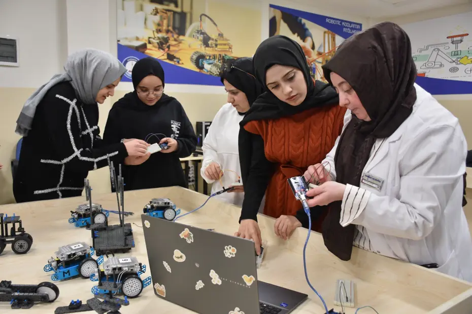 Anneler ve kızları geleceği tasarlıyor. Robotik kodlamayla sınırları zorladılar
