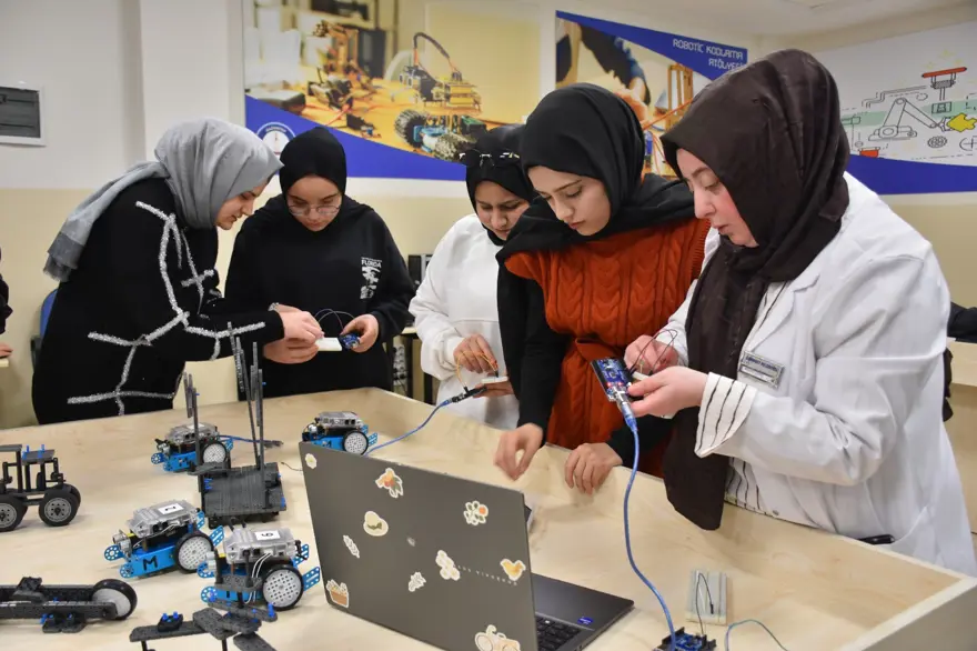 Anneler ve kızları geleceği tasarlıyor. Robotik kodlamayla sınırları zorladılar 