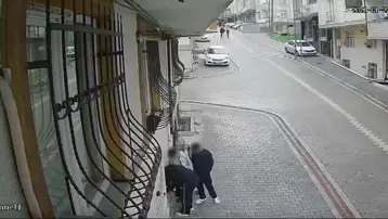 Hırsızları sosyal medya dize getirdi. Çaldıkları parayı iade ettiler