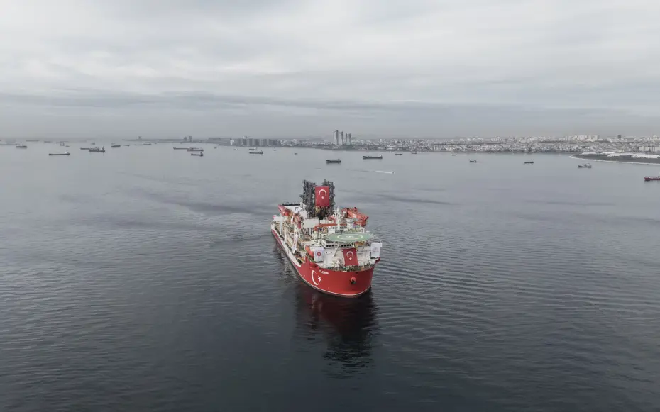 Yıldırım Sondaj Gemisi Karadeniz yolunda. İstanbul Boğazı kapatıldı