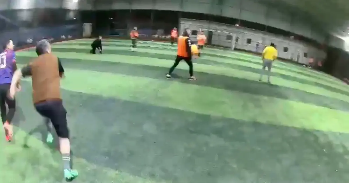 Halı sahanın çatısı çöktü. Futbolcuların koşarak kaçtığı anlar kamerada