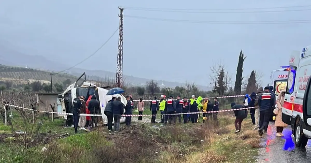 Denizli'de servis minibüsü kaza yaptı. Biri ağır 25 yaralı