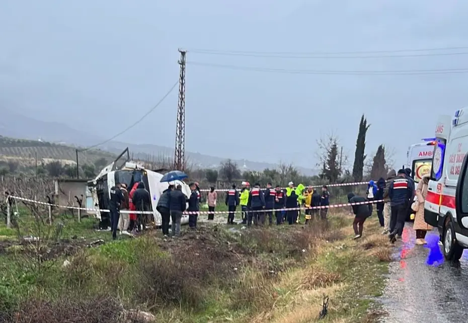 Denizli’de servis minibüsü kaza yaptı. Biri ağır 25 yaralı