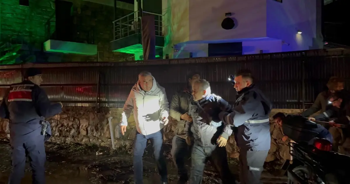 Sele kapılan sürücü, çalıya tutunarak hayatta kaldı