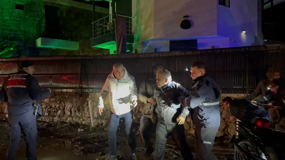 Sele kapılan sürücü, çalıya tutunarak hayatta kaldı