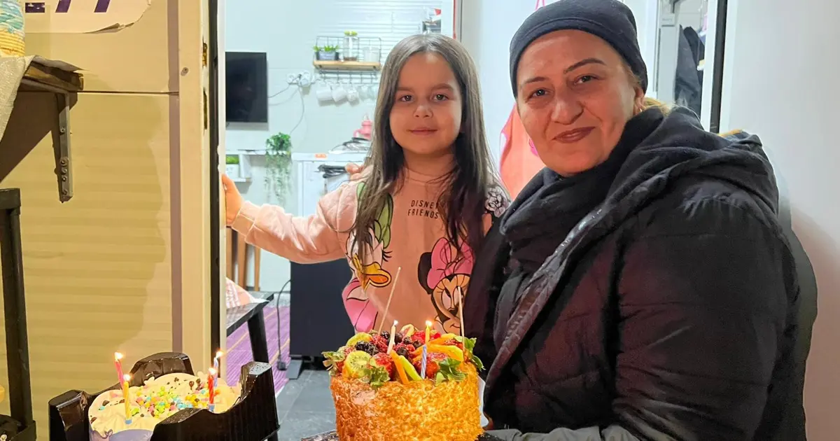 Enkazdan kurtulan Alya 4 yaşına girdi. Umutla üflediği pastasından oyuncak diledi