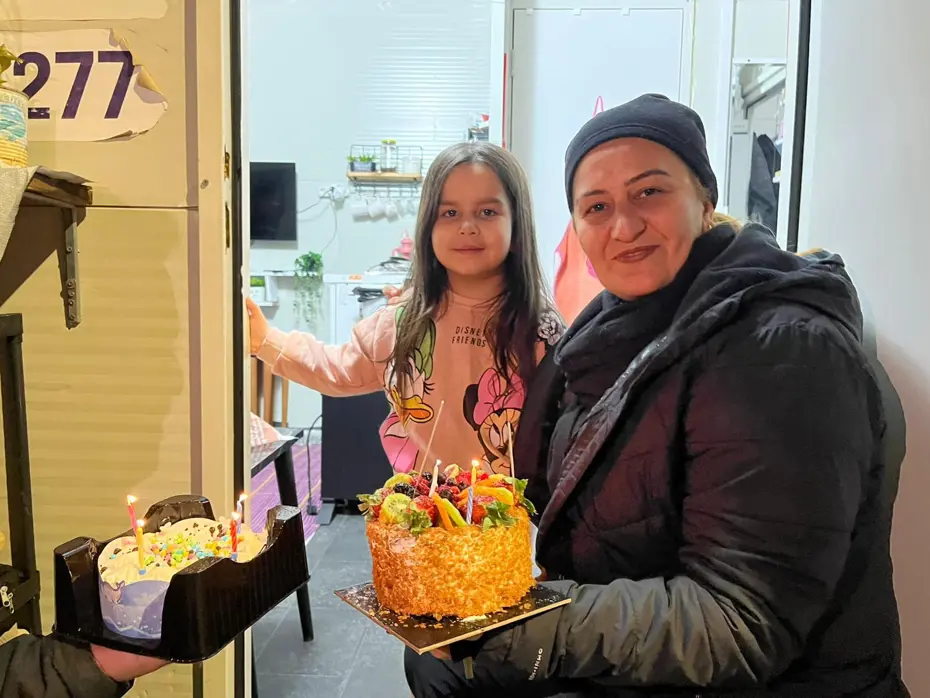 Enkazdan kurtulan Alya 4 yaşına girdi. Umutla üflediği pastasından oyuncak diledi