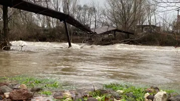 Sağanak yağış hayatı felç etti. Köprü çöktü, yollar sular altında kaldı