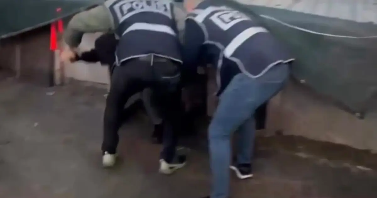 Tavuk kümesine saklandı, öksürünce yakalandı