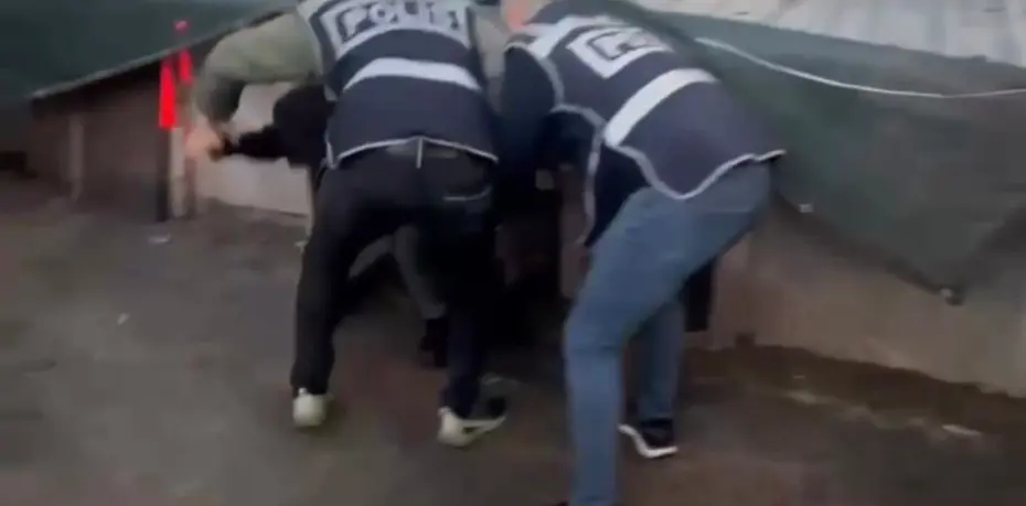 Tavuk kümesine saklandı, öksürünce yakalandı