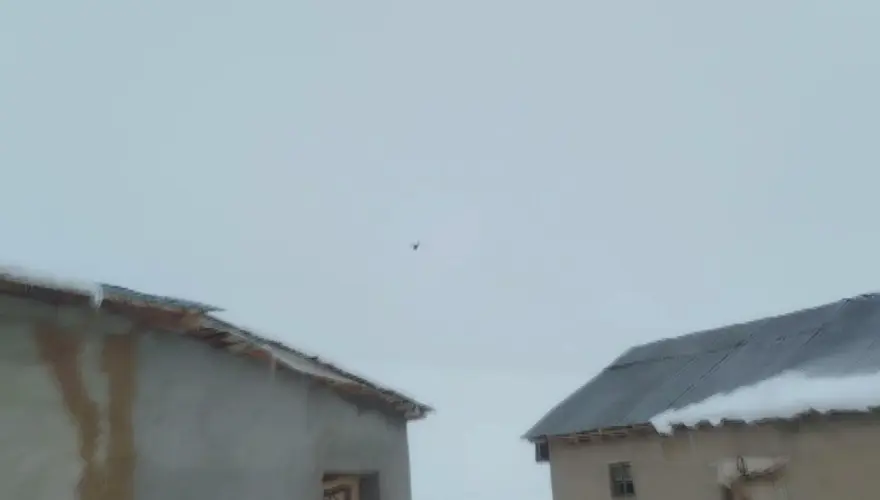 Yaylada mahsur kalan hasta, helikopterle hastaneye kaldırıldı. Vatandaş helikoptere bez sallayarak yol gösterdi 1