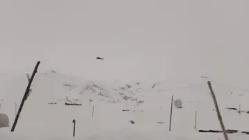 Yaylada mahsur kalan hasta, helikopterle hastaneye kaldırıldı. Vatandaş helikoptere bez sallayarak yol gösterdi