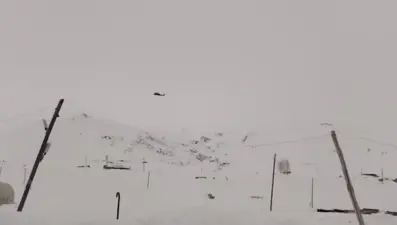 Yaylada mahsur kalan hasta, helikopterle hastaneye kaldırıldı. Vatandaş helikoptere bez sallayarak yol gösterdi