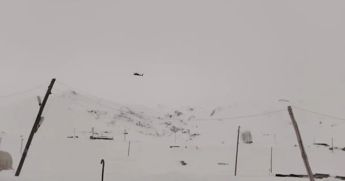 Yaylada mahsur kalan hasta, helikopterle hastaneye kaldırıldı. Vatandaş helikoptere bez sallayarak yol gösterdi