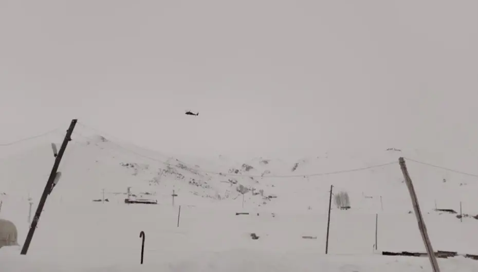 Yaylada mahsur kalan hasta, helikopterle hastaneye kaldırıldı. Vatandaş helikoptere bez sallayarak yol gösterdi