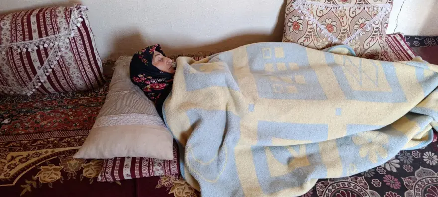 Yaylada mahsur kalan hasta, helikopterle hastaneye kaldırıldı. Vatandaş helikoptere bez sallayarak yol gösterdi 