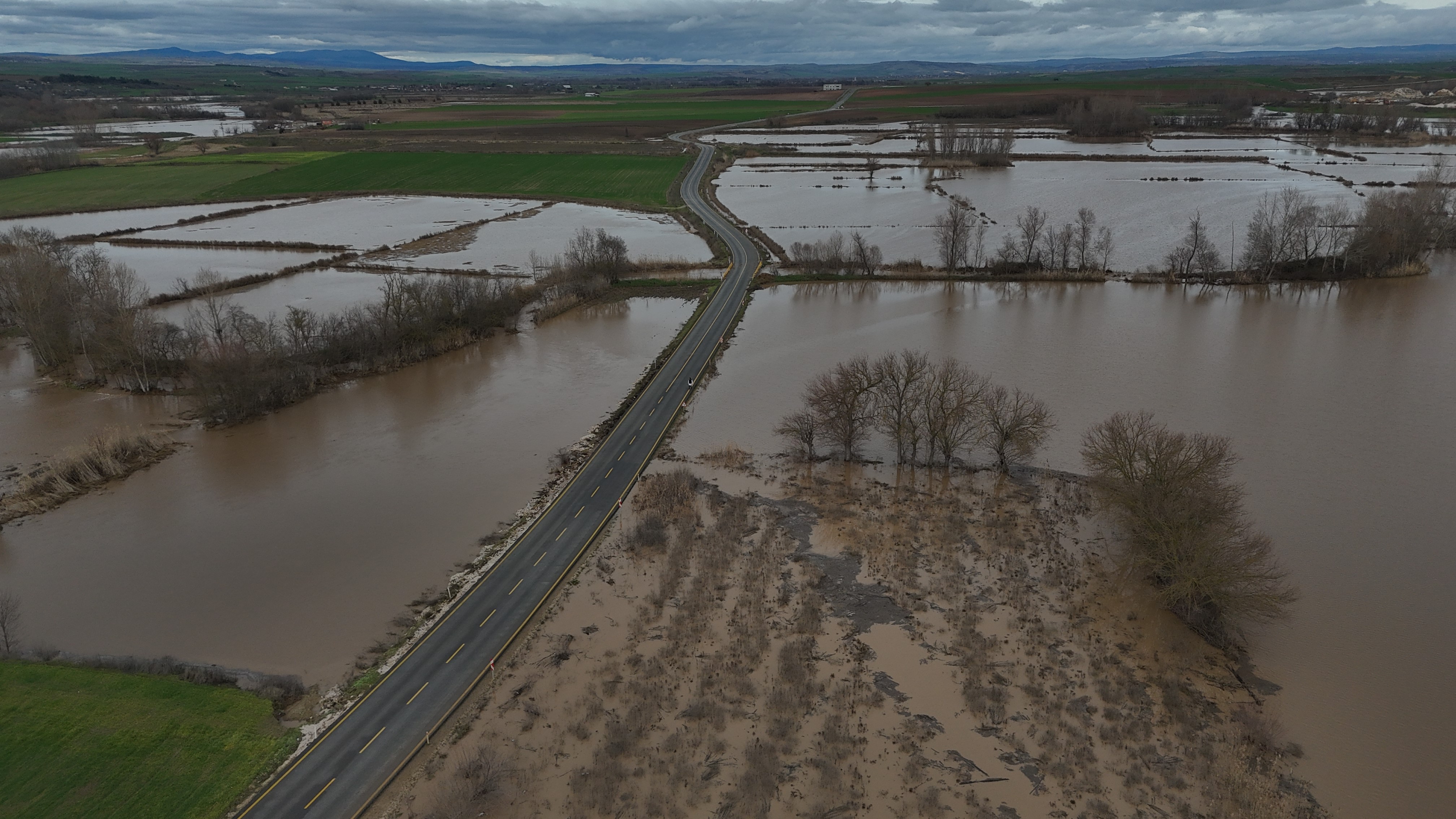 Tunca Nehri alarm veriyor: Tarım arazileri ve yollar sular altında kaldı