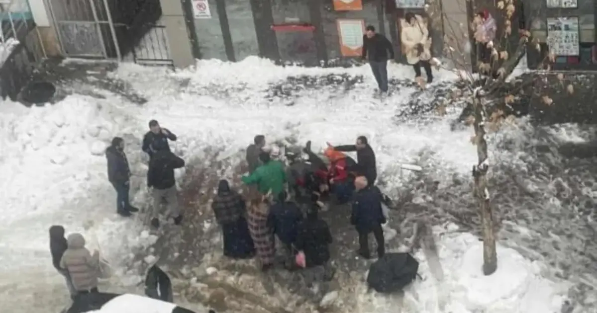 Çatıdan düşen kar kütlesi can aldı. 55 yaşındaki kadın hayatını kaybetti