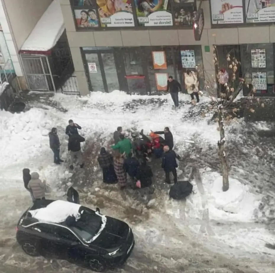 Çatıdan düşen kar kütlesi can aldı. 55 yaşındaki kadın hayatını kaybetti