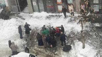 Çatıdan düşen kar kütlesi can aldı. 55 yaşındaki kadın hayatını kaybetti
